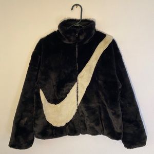 NIKE WOMEN SPORTSWEAR FAUX FUR JACKET (BLACK / FOSSIL) small OVERSIZED